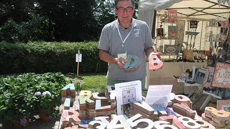 Klaus Jürgen Schiller bot Buchstaben aus dem Holz alter indonesischer Fischerboote an - er kam eigens aus Wiesbaden. Foto: Sonja Adam