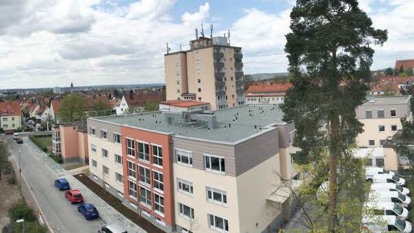 Blick auf den neuen Pflegekomplex vor dem bekannten Gartenstadt-Hochhaus der AWO.