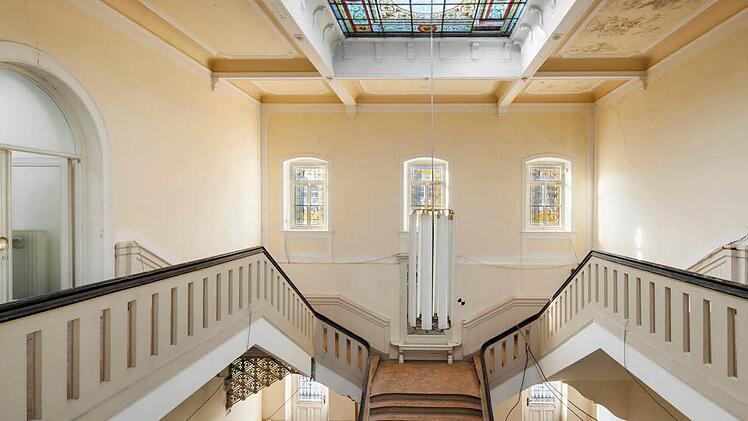 Vor dem Ausbau der Schmuckfenster hat das Bauamt die Treppenhäuser vom Architekturfotografen Gerhard Hagen ablichten lassen. Foto: Gerhard Hagen