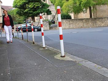 Dort, wo sich die Markierung befindet, hat sich der Gehsteig deutlich abgesenkt. Die Ursache ist noch nicht gefunden. Foto: H. Beudert