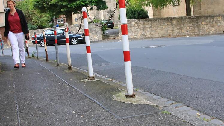 Dort, wo sich die Markierung befindet, hat sich der Gehsteig deutlich abgesenkt. Die Ursache ist noch nicht gefunden. Foto: H. Beudert