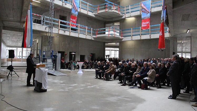Das Atrium im Neubau des Landratsamts Erlangen-Höchstadt machte beim Richtfest Eindruck. Rund 40 Millionen Euro soll der Bau kosten. Foto: Christian Bauriedel
