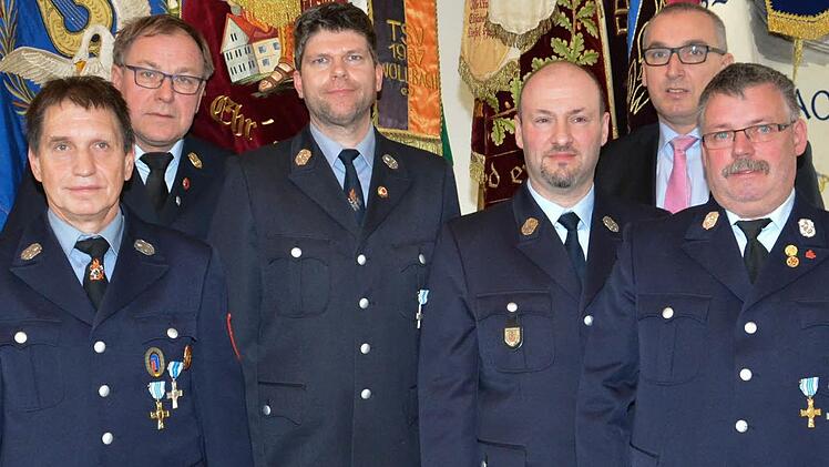 Ausgezeichnete Feuerwehrleute: Klaus Back, Kreisbrandrat Benno Metz, Michael Degand, Thorsten Gabler, 2. Bürgermeister Andreas Sandwall und Roland Burger Fotos: Björn Hein