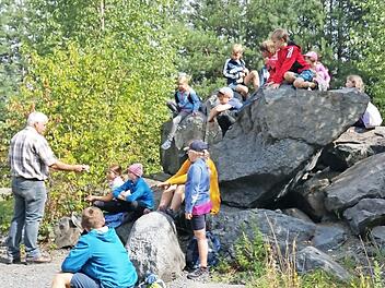 Eine erlebnisreiche Tour auf dem Steinerlebnispfad bei Maroldsweisach unternahmen die Ferienprogramm-Kinder aus Oberaurach.  Foto: sw