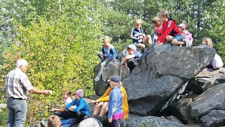 Eine erlebnisreiche Tour auf dem Steinerlebnispfad bei Maroldsweisach unternahmen die Ferienprogramm-Kinder aus Oberaurach.  Foto: sw