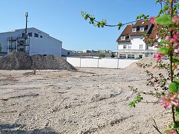 Links das Möbelhaus, rechts ein Wohnhaus: In der Wydhösselstraße wird eine Baulücke geschlossen.  Foto: Bernhard Panzer