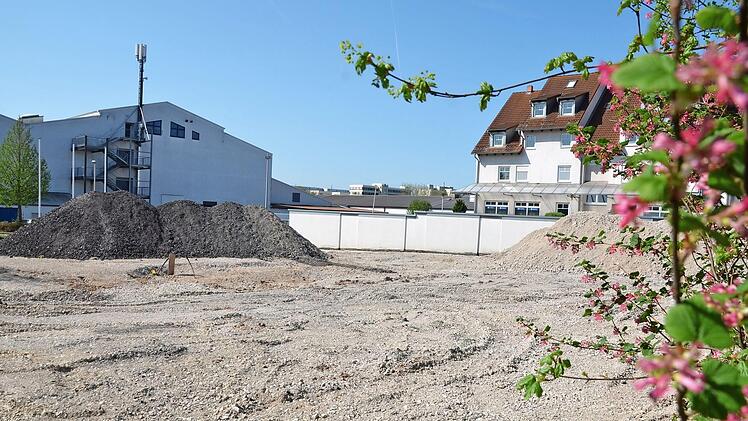 Links das Möbelhaus, rechts ein Wohnhaus: In der Wydhösselstraße wird eine Baulücke geschlossen.  Foto: Bernhard Panzer