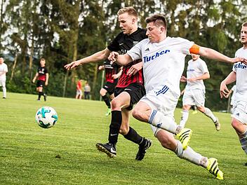 VfB-Kapitän Alexander Wachter (rechts, gegen Hannes Buchmeier) verschoss erst einen Elfmeter und brachte sein Team dann mit einem verwandelten Strafstoß auf die Siegerstraße.  Fotos: Alexander Muck