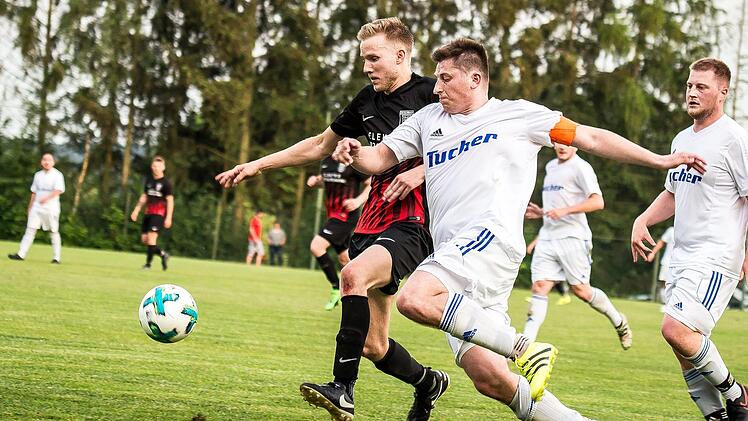 VfB-Kapitän Alexander Wachter (rechts, gegen Hannes Buchmeier) verschoss erst einen Elfmeter und brachte sein Team dann mit einem verwandelten Strafstoß auf die Siegerstraße.  Fotos: Alexander Muck