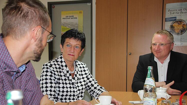 Inge Aures im Gespräch mit Lehrer Daniel Heß (links) und Schulleiter Martin Pöhner.Eckehard Kiesewetter