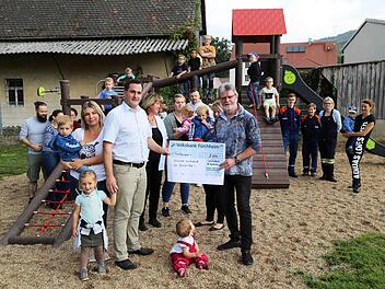 Der Kultur- und Förderverein spendete 5000 Euro für die Spielplätze.   Foto: Franz Galster