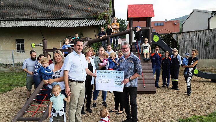 Der Kultur- und Förderverein spendete 5000 Euro für die Spielplätze.   Foto: Franz Galster