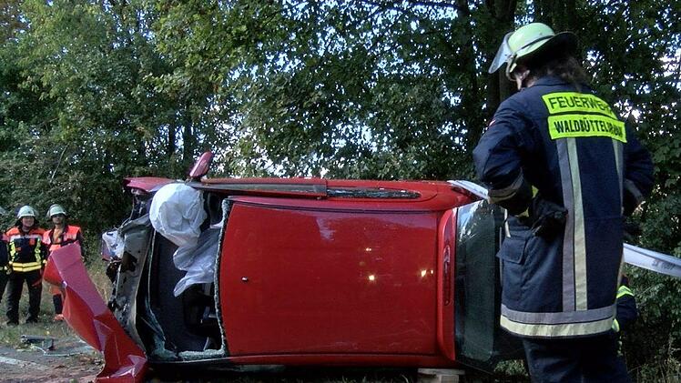 Im Landkreis W&uuml;rzburg kam es zu einem Verkehrsunfall: Eine 55-J&auml;hrige wurde in ihrem Wagen eingeklemmt. Foto: News5/DESK