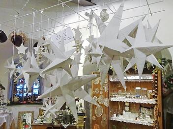 Viele sch&ouml;ne Dinge warten beim Adventsbasar in der Kapelle. Foto: hs