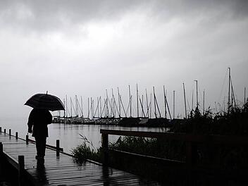 Viel Sonnenschein wird es die n&auml;chsten Tage nicht geben: Es wird wieder grau und regnerisch. Symbolbild: Alexander K&ouml;rner/dpa