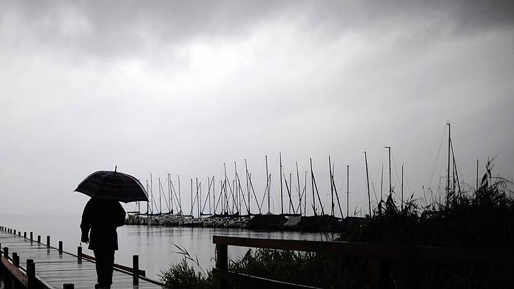 Viel Sonnenschein wird es die n&auml;chsten Tage nicht geben: Es wird wieder grau und regnerisch. Symbolbild: Alexander K&ouml;rner/dpa