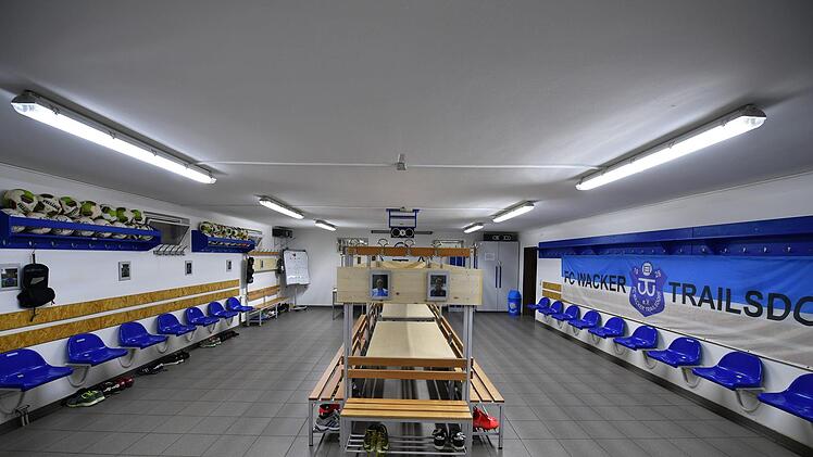 Um in der riesigen Umkleidekabine auch vom letzten Spieler gehört zu werden, muss der Trainer manchmal sicher etwas lauter werden. Ronald Rinklef