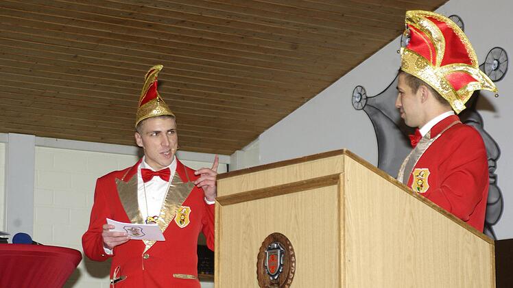 Die Sitzungspräsidenten Marcel und Philipp Kaiser, Gründer der Faschingspartei, mischen bei der Wahl des Gemeinderats als  Konkurrenten mit. Foto: Ehling