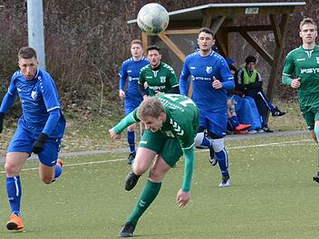 Nils Puchinger (Mitte, TSV Großbardorf II) kommt im Laufduell mit Bad Kissingens Spielertrainer Daniel May (links) ins Straucheln. Aber eigentlich hatte die Bardorfer Reserve die Partie gegen die 06er weitgehend im Griff. Foto: Hopf