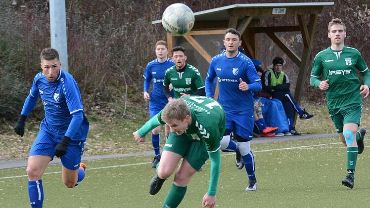 Nils Puchinger (Mitte, TSV Großbardorf II) kommt im Laufduell mit Bad Kissingens Spielertrainer Daniel May (links) ins Straucheln. Aber eigentlich hatte die Bardorfer Reserve die Partie gegen die 06er weitgehend im Griff. Foto: Hopf