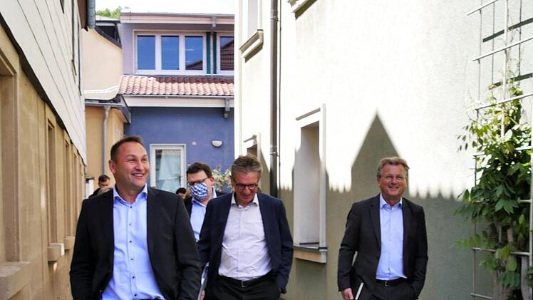 In das versteckte blaue Gebäude ziehen die kommunale Jugendarbeit und das staatliche Schulamt ein. Foto: Sandra Hackenberg