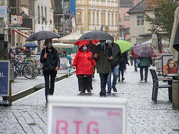 In Forchheim muss auf dem Paradeplatz und auf dem Rathausplatz sowie in der Hauptstraße (Fußgängerzone) und am Bahnhofsplatz ein Mund-Nasen-Schutz getragen werden. Doch das könnte sich bald ändern. Foto: Ronald Heck/Archiv