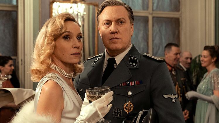 Buback (Nicholas Ofczarek) soll anstelle des NS-Befehlshabers die Ex-Schauspielerin Marleen Baumann (Jeanette Hain) zu einem Ball begleiten.