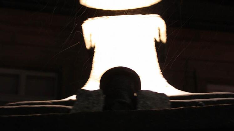 Zum Verwechseln ähnlich: Nicht, das infranken "i" sondern eine Steinverzierung vor dem Pfarrhaus