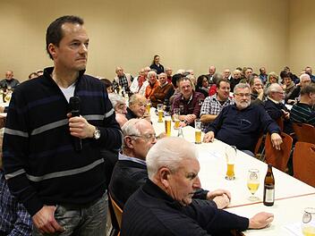 Mario Fischer ergriff als einer von vielen Bürgern aus Reiterswiesen das Wort bei der jüngsten Bürgerversammlung. Fotos: Ralf Ruppert