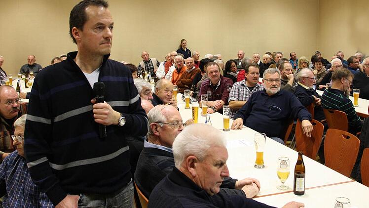 Mario Fischer ergriff als einer von vielen Bürgern aus Reiterswiesen das Wort bei der jüngsten Bürgerversammlung. Fotos: Ralf Ruppert