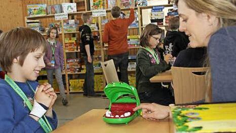 Obwohl schon an der Hand verletzt, wagte Fabian (links) zusammen mit Corinna Geiger das Spiel, bei dem ein Krokodil nach dem Finger schnappt, wenn man ihm auf den (falschen) Zahn fühlt.