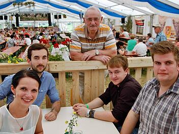 Nur vier von seinen insgesamt zwölf Patenkindern kamen am Pfingstmontag zum Wiedersehen mit Altbürgermeister Helmut Schuck (Mitte): (von links) Sherris Metz (25), Mark Wright (25), Florian Thoma (24) und Andreas Dorst (24). Foto: Sigismund von Dobschütz