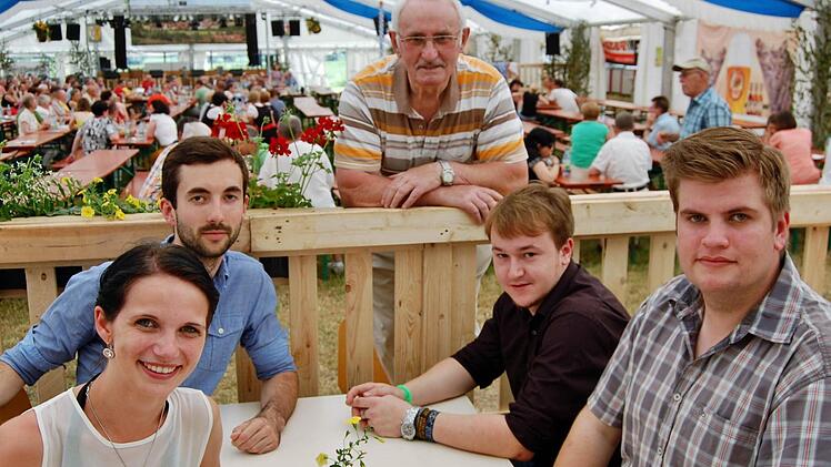 Nur vier von seinen insgesamt zwölf Patenkindern kamen am Pfingstmontag zum Wiedersehen mit Altbürgermeister Helmut Schuck (Mitte): (von links) Sherris Metz (25), Mark Wright (25), Florian Thoma (24) und Andreas Dorst (24). Foto: Sigismund von Dobschütz