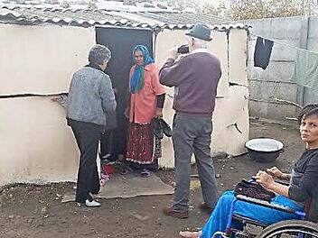 Diese alte Frau hatte in Mülltonnen nach verdorbenen Essensresten gesucht. Der Forchheimer Verein besuchte sie in ihrer baufälligen Hütte und schenkte ihr Lebensmittel und Kleidung.