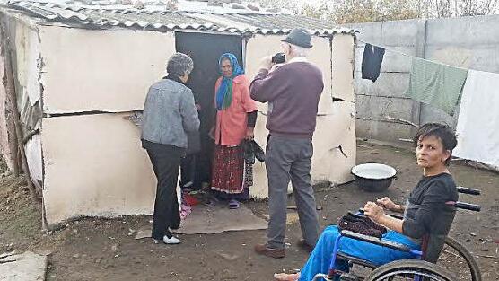 Diese alte Frau hatte in Mülltonnen nach verdorbenen Essensresten gesucht. Der Forchheimer Verein besuchte sie in ihrer baufälligen Hütte und schenkte ihr Lebensmittel und Kleidung.