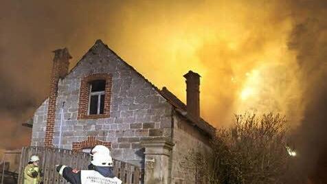 Etliche Stunden waren Feuerwehrleute und andere Helfer in der Nacht auf Donnerstag in Bischofsheim damit beschäftigt, einen Großbrand unter Kontrolle zu bringen. Foto: News5/Herse