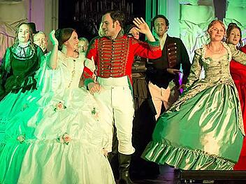 Glorreiche Zeiten für "Albert und Victoria": Mit Marie-Sophie Weidinger und Valentin Fruntke .  Fotos: Albert Höchstädter