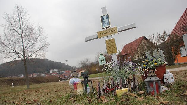 Angeh&ouml;rige der in der Silvesternacht get&ouml;teten Janina haben am Tatort in Unterschleichach eine Gedenkst&auml;tte eingerichtet. Foto: Andreas L&ouml;sch
