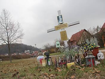 Angehörige der in der Silvesternacht getöteten Janina haben am Tatort in Unterschleichach eine Gedenkstätte eingerichtet. Foto: Andreas Lösch