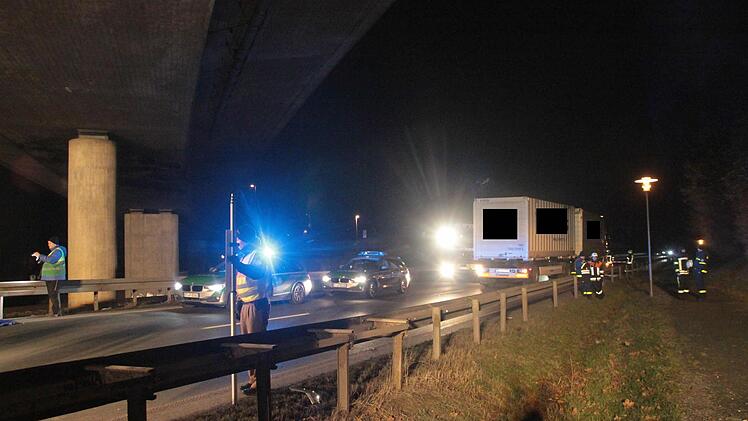 Ein Fußgänger wurde am Freitagmorgen auf der B 289 von einem Lkw erfasst.  Foto: Jürgen Gärtner