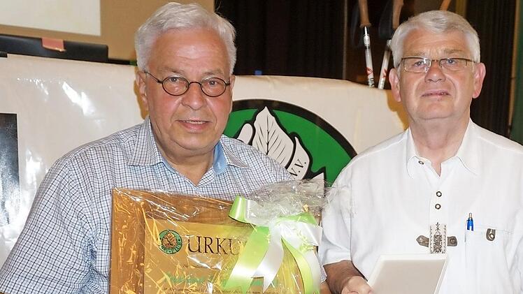 Verleihung des "Kulturpreises Rhön" für Rhönklub-Präsident Jürgen Reinhardt (links). Übergeben wurde ihm die Auszeichnung vom Vize-Präsident Bernd Günder.  Fotos: Marion Eckert