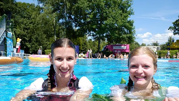Isabel und Isabelle - mit Dirndl am Beckenrand bei der Dirndl-Flug-WM. Foto: Nikolas Pelke