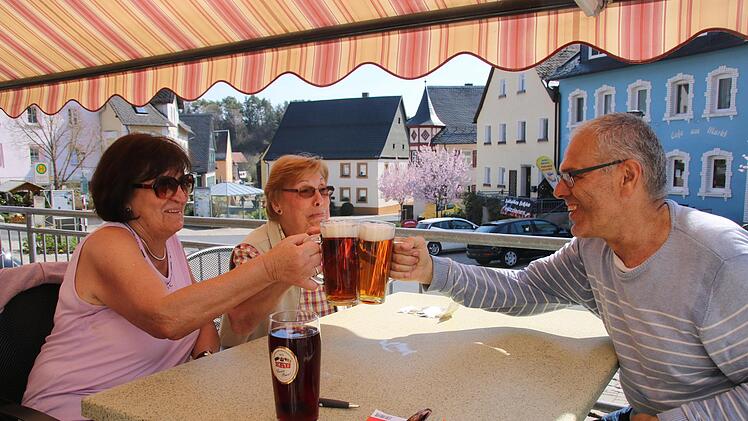 Sie genießen ihr wohlverdientes Bier nach der Wanderung (von links): Liselotte Täuber, Gisela Prinz und Herman Hereth. Mirjam Stumpf