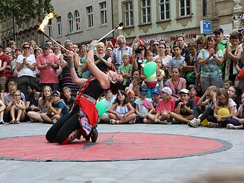 Cotzani & Wendy verbinden Akrobatik und Feuershow. Barbara Herbst