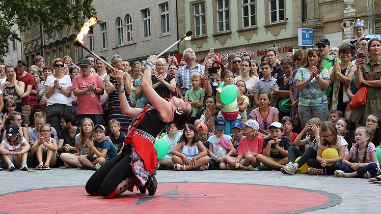 Cotzani & Wendy verbinden Akrobatik und Feuershow. Barbara Herbst