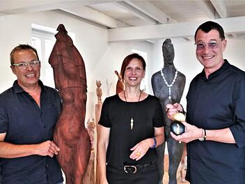 Der Bad Kissinger Goldschmied Malte Meinck (rechts) und das Bildhauerpaar Klaus und Heike Metz zeigten in Langenleiten sowohl die Skulpturen in Originalgröße als auch stark verkleinert als Schmuckskulptur. Foto: Sigismund von Dobschütz