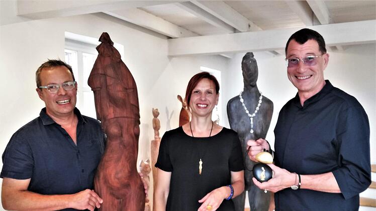 Der Bad Kissinger Goldschmied Malte Meinck (rechts) und das Bildhauerpaar Klaus und Heike Metz zeigten in Langenleiten sowohl die Skulpturen in Originalgröße als auch stark verkleinert als Schmuckskulptur. Foto: Sigismund von Dobschütz
