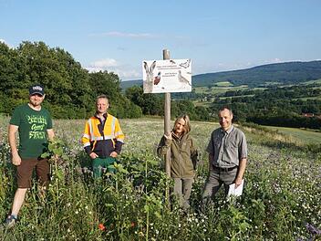 Gemeinsam werten Landwirte und Jäger die Lebensräume der  Kulturlandschaft durch lebensraumverbessernde Maßnahmen ökologisch auf.  Dies sorgt für bessere Lebensbedingungen für Tiere und Pflanzen, schafft  eine strukturreiche Kulturlandschaft und fördert auf vielfältige Weise  die  Artenvielfalt. Das Bild zeigt (von links): Thomas Enders, Stefan  Enders, Barbara und Klaus Abert. Foto: Marion Eckert