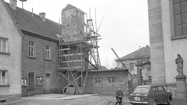 Ein Foto aus jenen Jahren aus Großwenkheim. Bauarbeiten am Feuerwehrgerätehaus.