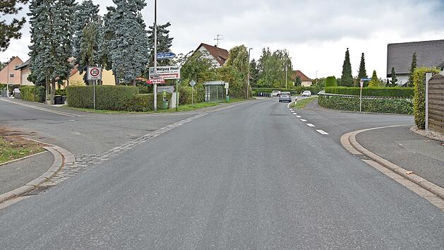 Das Bild zeigt links die Schubertstraße, die auf die Baiersdorferstraße mündet, und gegenüber die Einmündung Dr.-Rühl-Straße, in die das Regenwasser hineinläuft.